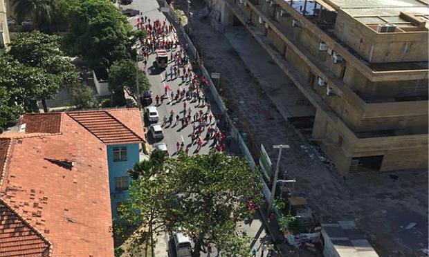 Trânsito está bloqueado na Avenida Alfredo Lisboa / Foto: @AugustoCezar/Twitter
