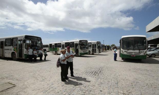Ônibus devem ficar novamente nas garagens nesta quarta / Foto: Edmar Melo/JC Imagem
