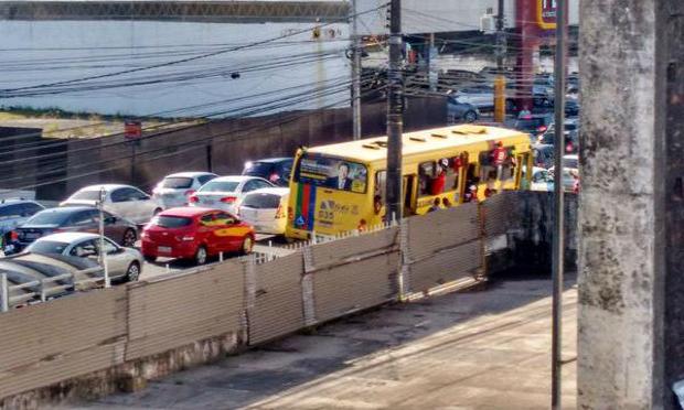 Torcedores se penduram em ônibus na Estrada dos Remédios / Foto: @decoespinola1/Twitter