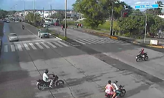 Trânsito tranquilo nos dois sentidos da Avenida Recife no início desta manhã, nas imediações da entrada do bairro do Ibura  / Foto: Reprodução/CTTU 