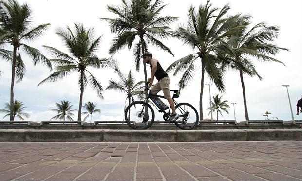 Recife tem apenas 33 quilômetros de malha cicloviária / Foto: Hélia Scheppa/Acervo JC Imagem