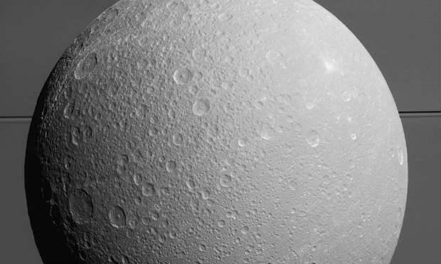 Cassini fez sobrevoo por Dione na segunda-feira em busca de sinais de atividade geológica recente / Foto: Nasa