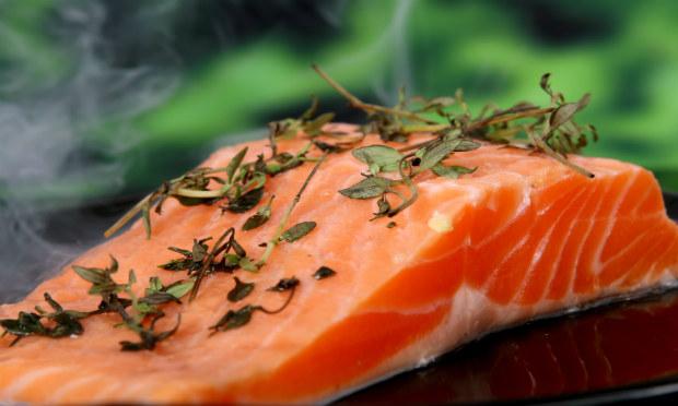 Ácidos-graxos Ômega-3 são encontrados em óleos de peixe e as pessoas que consomem com regularidade em pescados como salmão / Foto: Free Images