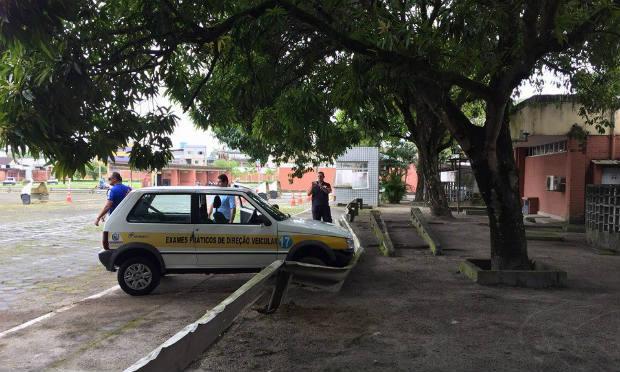Carro atingiu barra de ferro no pátio de exames / Foto: Sindicato dos Servidores do Detran-PE/Facebook