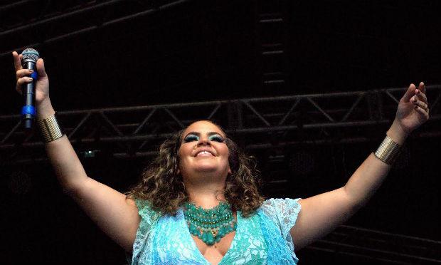 Karynna Spinelli comemora os seis anos do Clube do Samba, na edição deste domingo, do Recife Antigo de Coração / Foto: Nilton Leal
