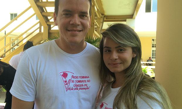 O casal Bárbara, 20, e Bruno, 33, são os mais jovens do voluntariado do Hospital de Câncer / Foto: Ana Maria Miranda/NE10