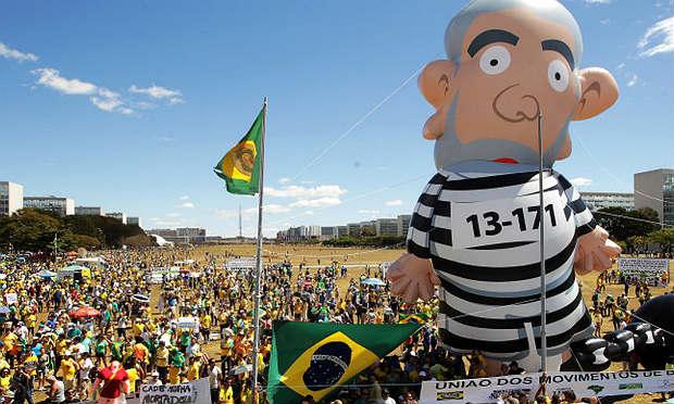 Boneco ganhou fama durante as manifestações pró-impeachment de Dilma no dia 16 / Foto: reprodução