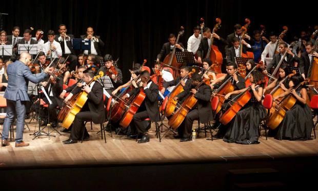 A Orquestra Criança Cidadã é uma das atrações da comemoração dos 30 anos da Academia Pernambucana de Música, no Santa Isabel / Foto: Reprodução Facebook