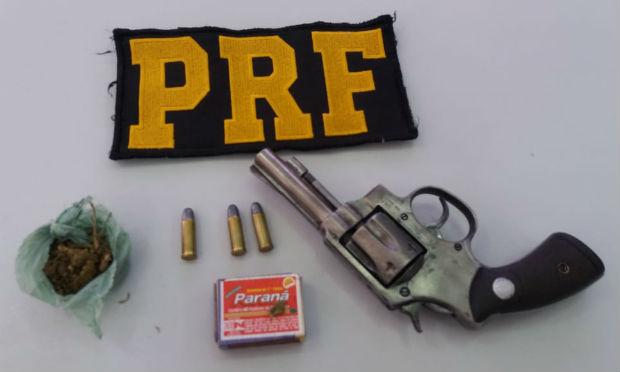 Pistola calibre .32 municiado e porção de maconha foram apreendidos / Foto: divulgação/PRF