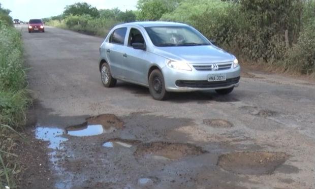 Crateras estão prejudicando motoristas na PE-365, entre Serra Talhada e Triunfo / Foto: reprodução/TV Jornal