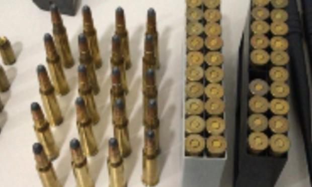 Com o suspeito, foram apreendidas munições de fuzil / Foto: Divulgação/Polícia Civil