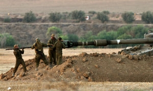 Soldados israelenses se posicionam próximo à fronteira