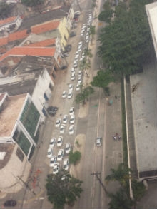 Avenida Cais do Apolo tomada pelos taxistas