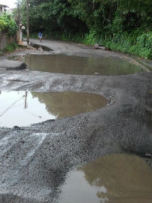 Estrada do Passarinho, entre Recife e Olinda, tem crateras que impedem até o tráfego de veículos maiores